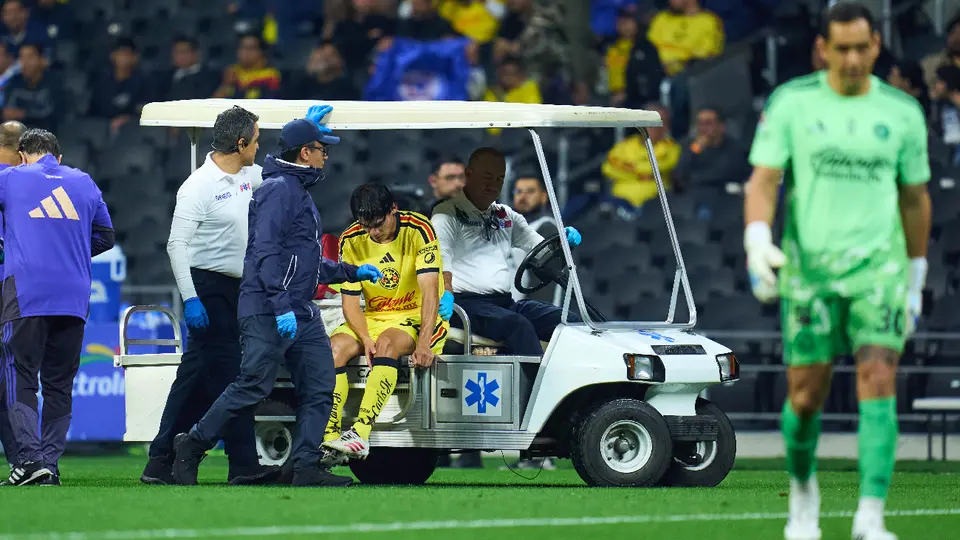 Dagoberto Espinoza sale lesionado del Cruz Azul vs América