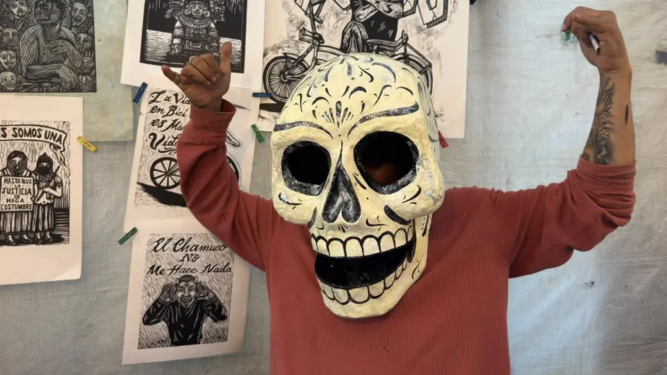 Color, tradición y arte popular se encuentran en el Festival de la Cartonería, que este domingo llega a su último día. / Georgina Sánchez