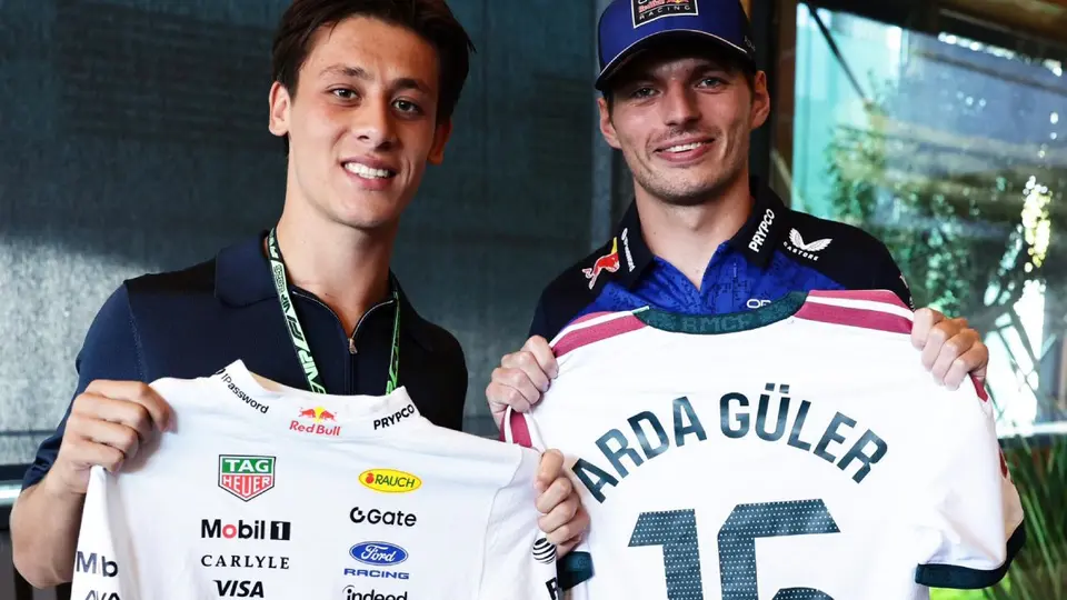Arda Güler con Max Verstappen en el Gran Premio de España | X: @redbullracing