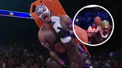 Rey Mysterio estuvo con collarín en la esquina de Ryan García tras brutal ataque de Omos en TripleManía