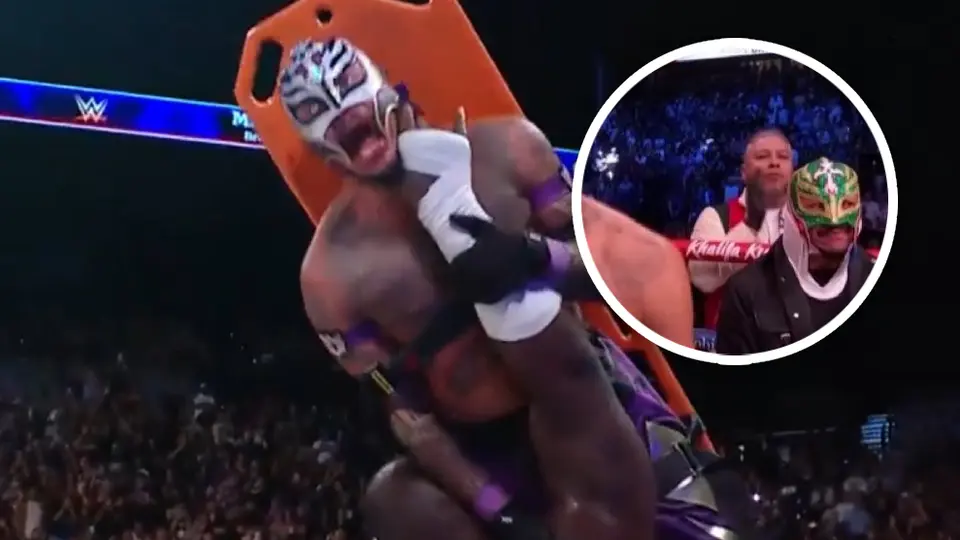 Rey Mysterio estuvo con collarín en la esquina de Ryan García tras brutal ataque de Omos en TripleManía