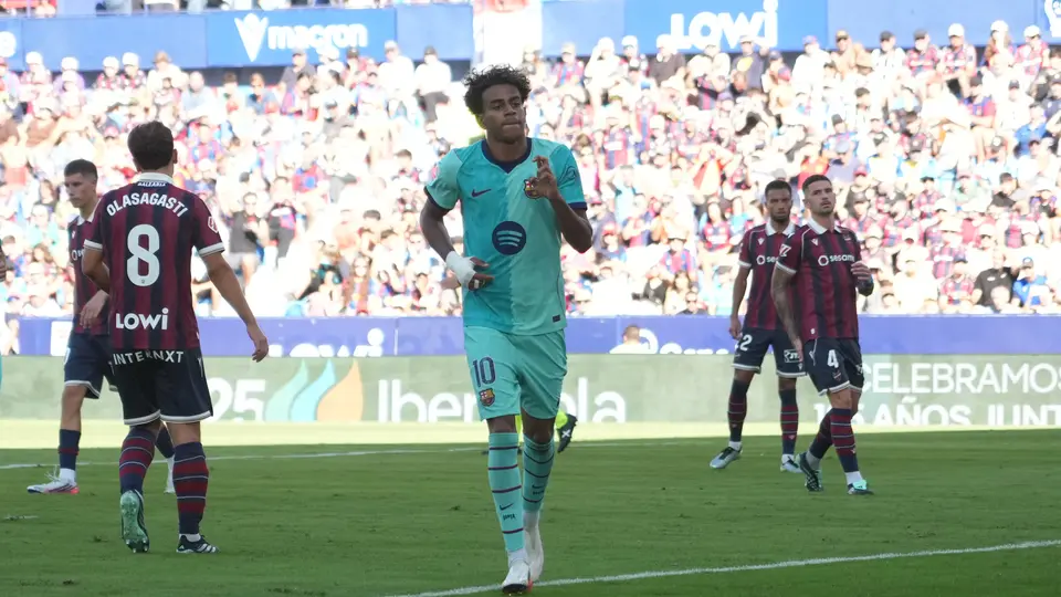 Barcelona mantiene el liderato venciendo al Levante en un frenético 2-4