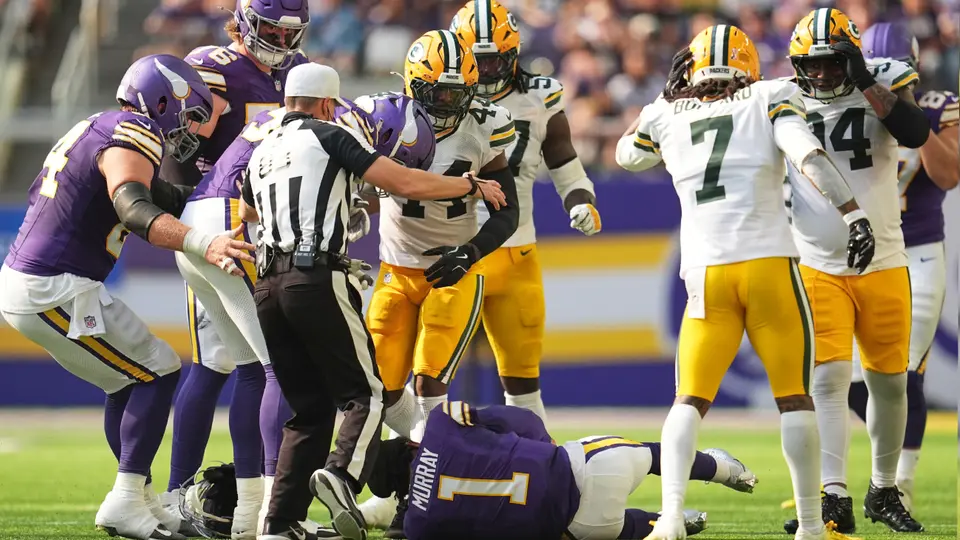 Kyler Murray quedó en el suelo tras el golpe | AP