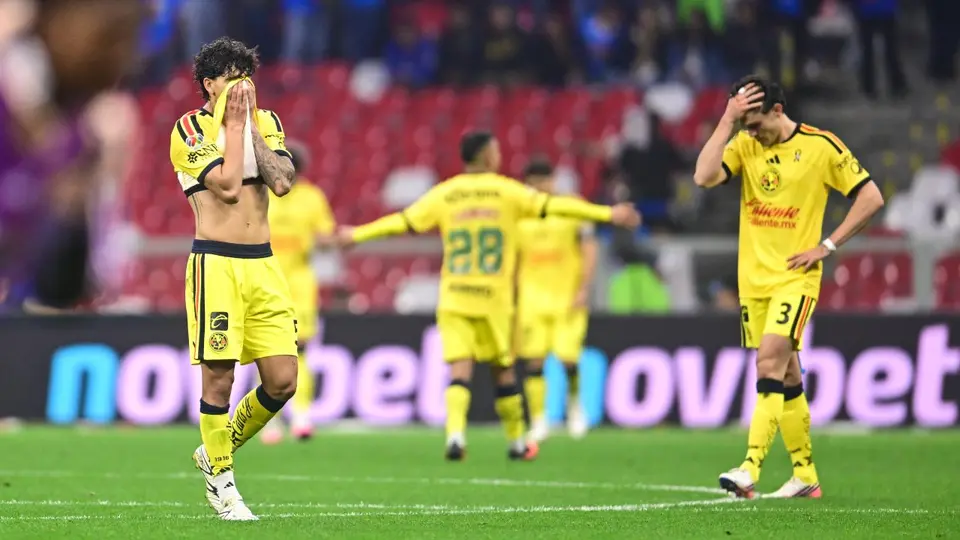 Kevin Álvarez e Israel Reyes en lamento en el partido de América ante Cruz Azul | MEXSPORT