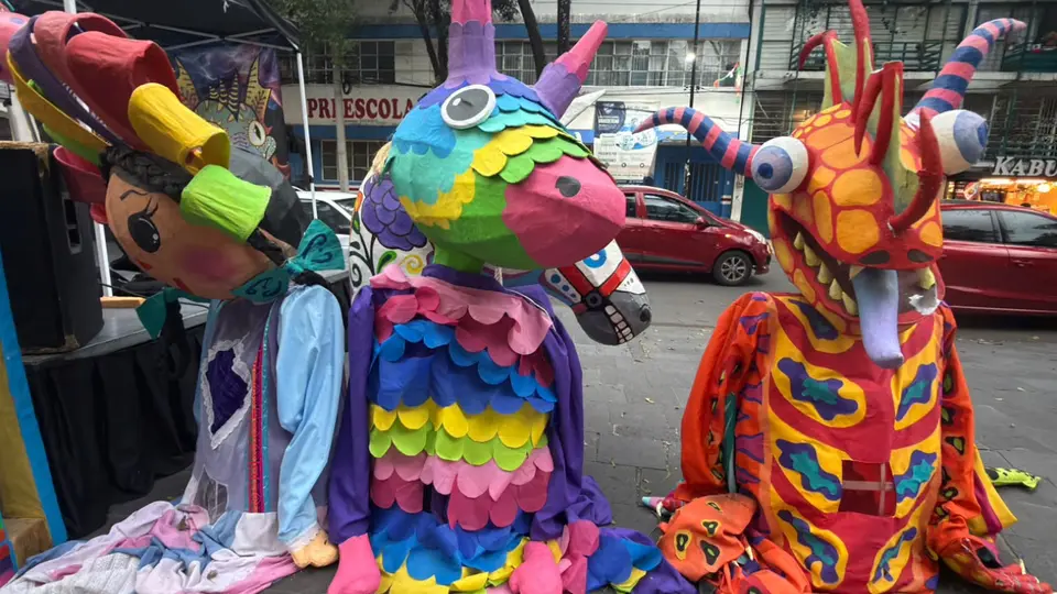 Juguetes tradicionales mexicanos cobran vida en gran formato durante el Festival de la Cartonería en CDMX. / Georgina Sánchez