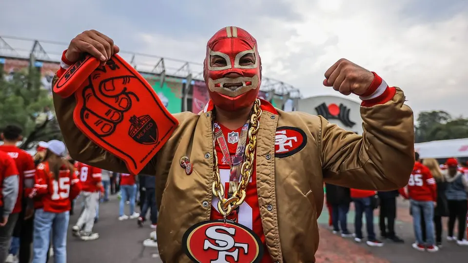 Aficionado de los San Francisco 49ers en la Temporada 2022 de la NFL en México | IMAGO 7