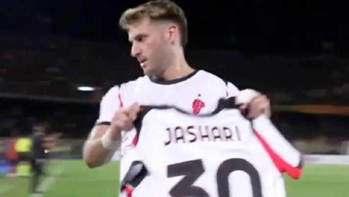 ¡Emotivo gesto! Santi Giménez dedica su festejo a Ardon Jashari tras su lesión de peroné