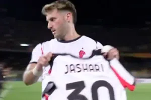 ¡Emotivo gesto! Santi Giménez dedica su festejo a Ardon Jashari tras su lesión de peroné