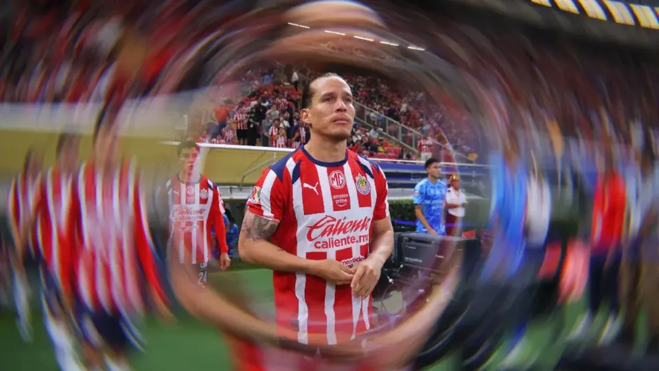 Afición de Chivas se entrega al ‘Oso’ González luego de patear a Alexis Vega