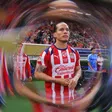 Afición de Chivas se entrega al ‘Oso’ González luego de patear a Alexis Vega