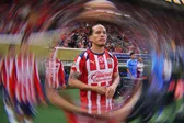 Afición de Chivas se entrega al ‘Oso’ González luego de patear a Alexis Vega