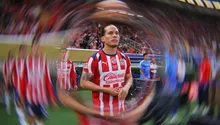 Afición de Chivas se entrega al ‘Oso’ González luego de patear a Alexis Vega