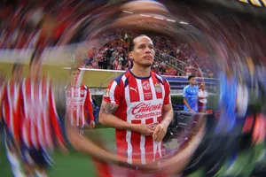Afición de Chivas se entrega al ‘Oso’ González luego de patear a Alexis Vega
