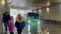 63 pasajeros rescatados tras quedar microbús varado en Río Churubusco por lluvias en CDMX