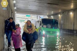 63 pasajeros rescatados tras quedar microbús varado en Río Churubusco por lluvias en CDMX