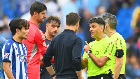 Xabi Alonso 'explota' ante árbitro por la expulsión de Dean Huijsen en duelo del Real Madrid
