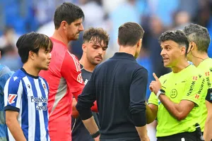 Xabi Alonso 'explota' ante árbitro por la expulsión de Dean Huijsen en duelo del Real Madrid