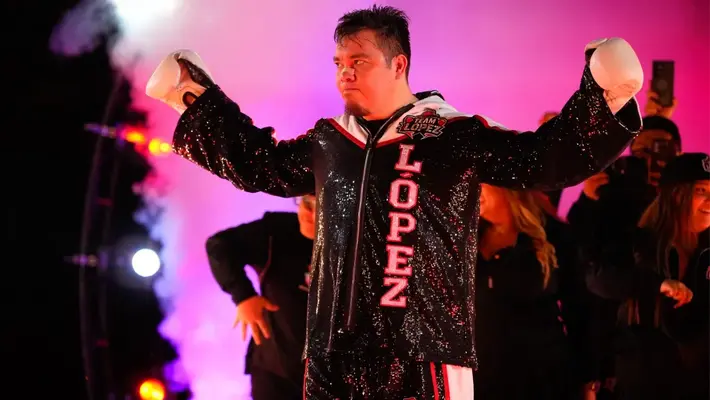 Franco Escamilla sube al ring de Supernova como Homero Simpson con ‘Why Can’t We Be Friends?’ y es viral