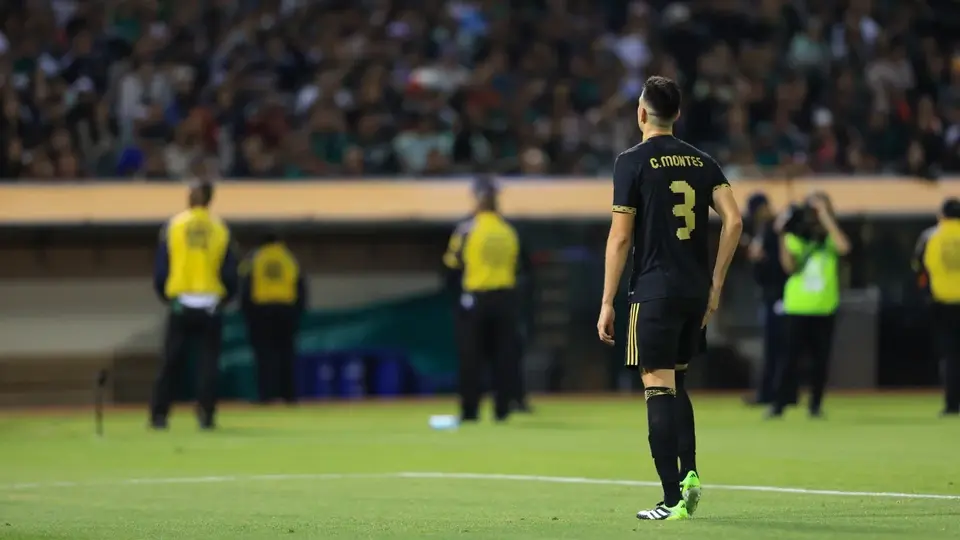 César Montes podrá jugar ante Corea del Sur pese a expulsión contra Japón