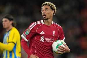 ¡Gol y roja! La insólita celebración que deja a Ekitike fuera contra el Crystal Palace