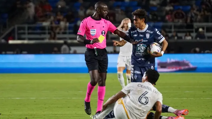 ¡Escándalo en la Leagues Cup! Árbitro se arrepiente de expulsar a jugador del Galaxy en el juego contra Pachuca