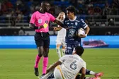 ¡Escándalo en la Leagues Cup! Árbitro se arrepiente de expulsar a jugador del Galaxy en el juego contra Pachuca