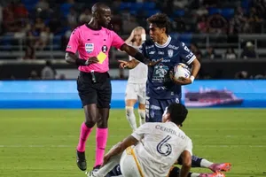 ¡Escándalo en la Leagues Cup! Árbitro se arrepiente de expulsar a jugador del Galaxy en el juego contra Pachuca