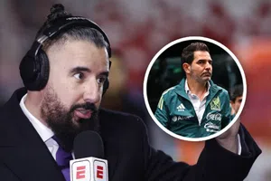 Álvaro Morales revienta a Duilio Davino: “Está en el Tri por privilegio whitexican”