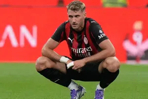 Santiago Giménez abandona Milan y reportó con la Selección Mexicana