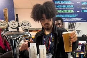 ¡Tajante! Empleado del Manchester City perdió su empleo tras ser visto con la playera del Man United