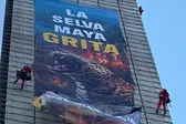 Activistas de Greenpeace escalan la Estela de Luz para defender la Selva Maya
