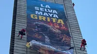 Activistas de Greenpeace escalan la Estela de Luz para defender la Selva Maya