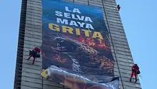 Activistas de Greenpeace escalan la Estela de Luz para defender la Selva Maya