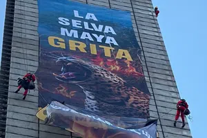 Activistas de Greenpeace escalan la Estela de Luz para defender la Selva Maya
