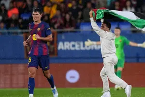 Ondean bandera de Palestina en victoria del Barcelona sobre Getafe