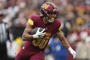 Austin Ekeler sufre rotura del tendón de Aquiles y se pierde lel resto de la temporada 2025