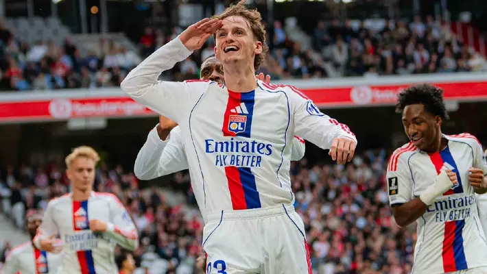¡No cede! Lyon vence al Lille y acaricia liderato con el PSG