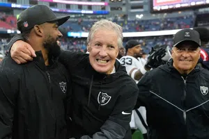 Raiders inician la era de Pete Carroll con triunfo sufrido frente a los Patriots