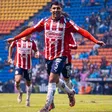 ¡Como delantero! ‘Cotorro’ González pone adelante a Chivas con anotación de tijera