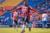 ¡Como delantero! ‘Cotorro’ González pone adelante a Chivas con anotación de tijera
