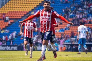 ¡Como delantero! ‘Cotorro’ González pone adelante a Chivas con anotación de tijera