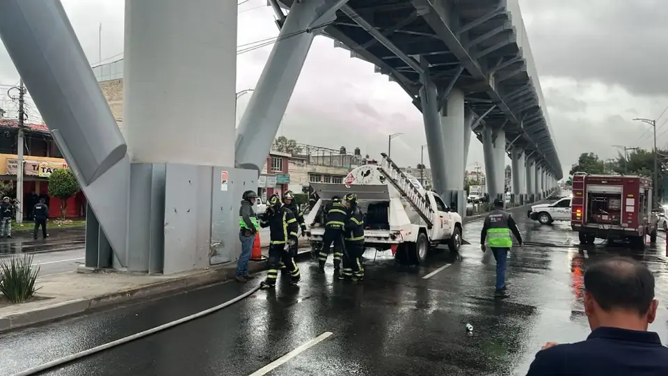 Se registra fuga de gas tras choque de pipa en Av. Tláhuac, CDMX