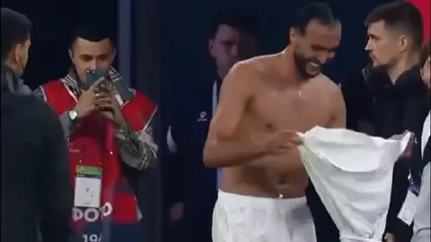 ¡Inesperado! Jugador regala playera al creer estar expulsado, VAR anula la roja y la pide de regreso