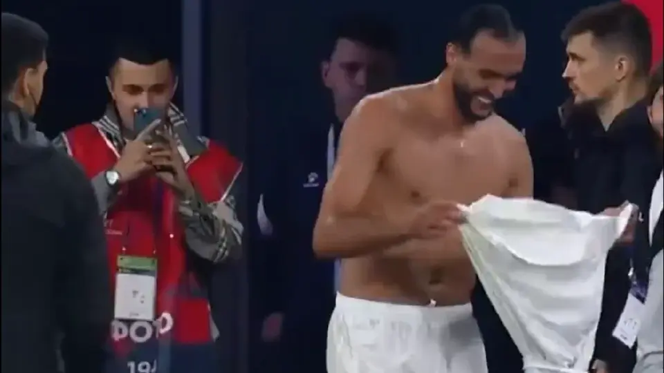 ¡Inesperado! Jugador regala playera al creer estar expulsado, VAR anula la roja y la pide de regreso