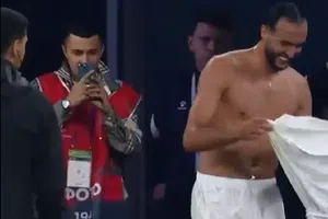 ¡Inesperado! Jugador regala playera al creer estar expulsado, VAR anula la roja y la pide de regreso