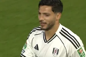 Raúl Jiménez se luce con gol en el Fulham ante Bristol en Copa de la Liga