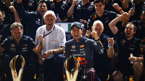 ¡No lo olvida! Verstappen le recuerda a periodista victoria de Checo Pérez en Singapur