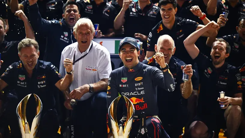 ¡No lo olvida! Verstappen le recuerda a periodista victoria de Checo Pérez en Singapur