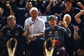 ¡No lo olvida! Verstappen le recuerda a periodista victoria de Checo Pérez en Singapur