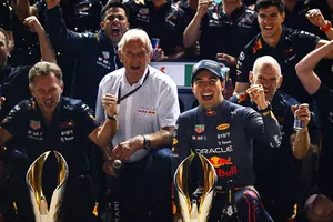 ¡No lo olvida! Verstappen le recuerda a periodista victoria de Checo Pérez en Singapur